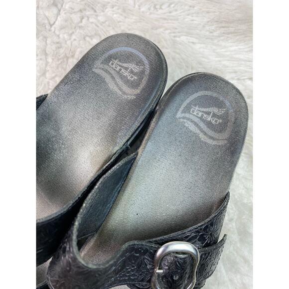 Dansko Women's 40 EU 9 US Black Embossed Strappy Slip-On Sandals - Picture 2 of 9